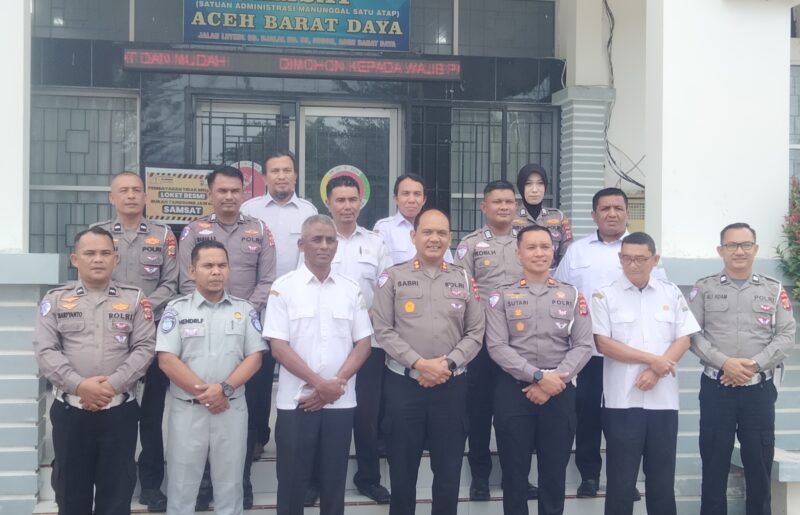Wadir Direktorat Lalulintas Polda Aceh diabadikan setelah pelaksanaan supervisi di Samsat Abdya. Foto. Dok. Teukunizar/noa.co.id