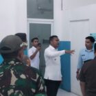 Bupati Safaruddin saat meninjau dapur SPPG Yayasan Ar Rahul Jadid Aceh di Desa Kepala Bandar, Kecamatan Blangpidie. Foto. Dok. Teukunizar/noa.co.id