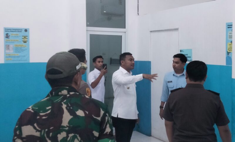 Bupati Safaruddin saat meninjau dapur SPPG Yayasan Ar Rahul Jadid Aceh di Desa Kepala Bandar, Kecamatan Blangpidie. Foto. Dok. Teukunizar/noa.co.id