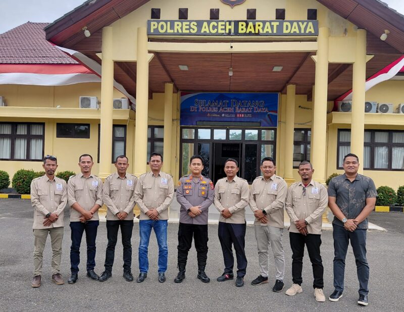 DPD Tani Merdeka Kabupaten Abdya diabadikan bersama Kapolres dan jajaran saat bersilaturahmi. Foto. Dok. Teukunizar/noa.co.id