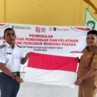 Kepala Kesbangpol saat menerima bendera merah putih dari Sekretaris Dinas Perhubungan Abdya. Foto. Dok. Teukunizar/noa.co.id