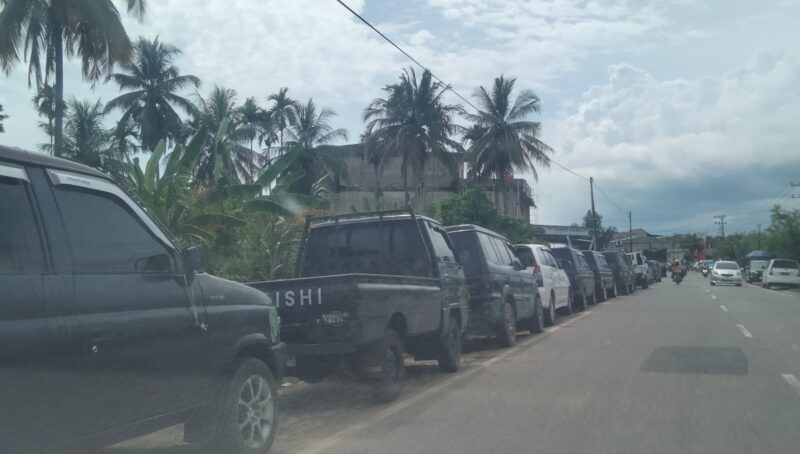 Kenderan diduga mobil hantu masih terlihat mengular di sejumlah SPBU di Kabupaten Abdya. Foto. Dok. Teukunizar/noa.co.id