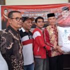 Penyerahan bantuan Jamaludin Idham kepada nelayan di Abdya. Foto. Dok. Teukunizar/noa.co.id