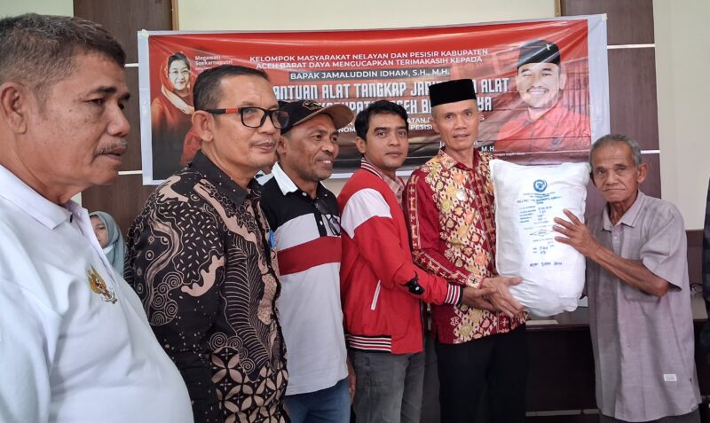 Penyerahan bantuan Jamaludin Idham kepada nelayan di Abdya. Foto. Dok. Teukunizar/noa.co.id