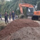 Zulkarnain bersama Khairunnas anggota DPRK Abdya melihat langsung penanganan jala rusak okeh PT Kempura Alam Nanggroe dan PT Bumi Babahrot. Foto. Dok. Teukunizar/noa.co.id