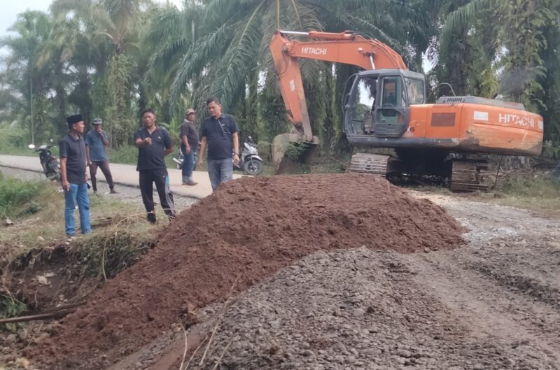 Zulkarnain bersama Khairunnas anggota DPRK Abdya melihat langsung penanganan jala rusak okeh PT Kempura Alam Nanggroe dan PT Bumi Babahrot. Foto. Dok. Teukunizar/noa.co.id