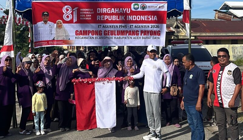 Pelepasan peserta jalan santai dalam rangka HUT RI ke-81 Pemerintahan Gampong Geulumpang Payong. Foto. Dok. Teukunizar/noa.co.id