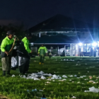 Petugas kebersihan DLH Kabupaten Abdya respon cepat membersihkan sampah di lapangan Kodim 0110 Abdya. Foto. Dok. Teukunizar/noa.co.id