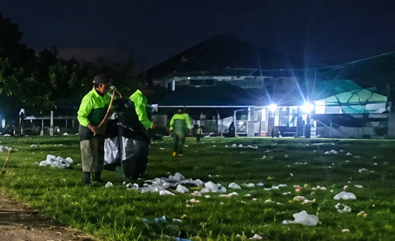 Petugas kebersihan DLH Kabupaten Abdya respon cepat membersihkan sampah di lapangan Kodim 0110 Abdya. Foto. Dok. Teukunizar/noa.co.id