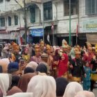 Bupati Safaruddin bersama istri dan unsur Forkompinda berjalan mengikuti peserta pawai budaya hingga ke panggung utama dalam rangka HUT RI ke-81. Foto. Dok. Teukunizar/noa.co.id