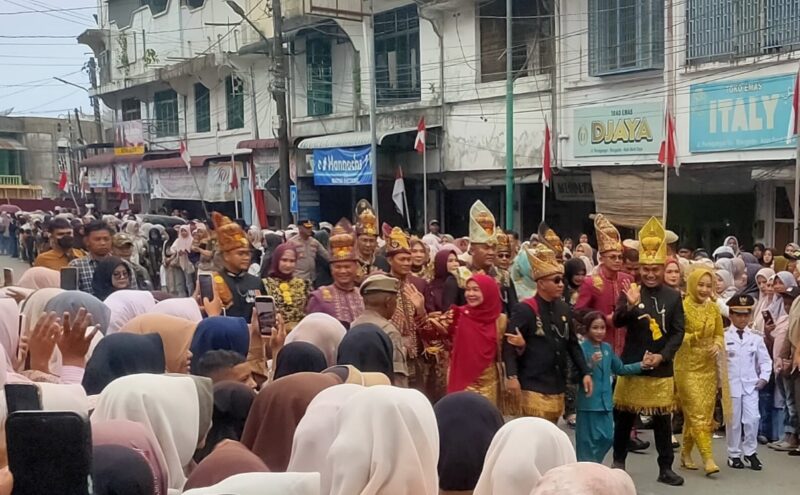 Bupati Safaruddin bersama istri dan unsur Forkompinda berjalan mengikuti peserta pawai budaya hingga ke panggung utama dalam rangka HUT RI ke-81. Foto. Dok. Teukunizar/noa.co.id