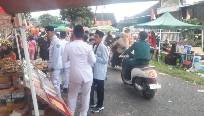 Pedagang UMK dan PKL di Lapangan Makodim Abdya saat pawai budaya dalam rangka HUT RI ke-81 kabupaten Abdya meraup berkah. Foto. Dok. Teukunizar/noa.co.id