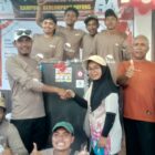 Keuchik Gampong Geulumpang Payong, Khairuddin SH diabadikan bersama panitia dan salah seorang pemenang hadiah utama jalan santai HUT RI ke-81 Gampong setempat. Foto. Dok. Teukunizar/noa.co.id