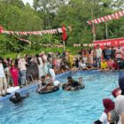 Suasana meriah pada perlombaan perang bantal Jamaludin Idham di Alue Pisang. Foto. Dok. Teukunizar/noa.co.id