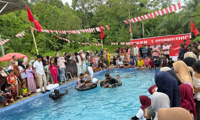 Suasana meriah pada perlombaan perang bantal Jamaludin Idham di Alue Pisang. Foto. Dok. Teukunizar/noa.co.id