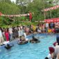Suasana meriah pada perlombaan perang bantal Jamaludin Idham di Alue Pisang. Foto. Dok. Teukunizar/noa.co.id