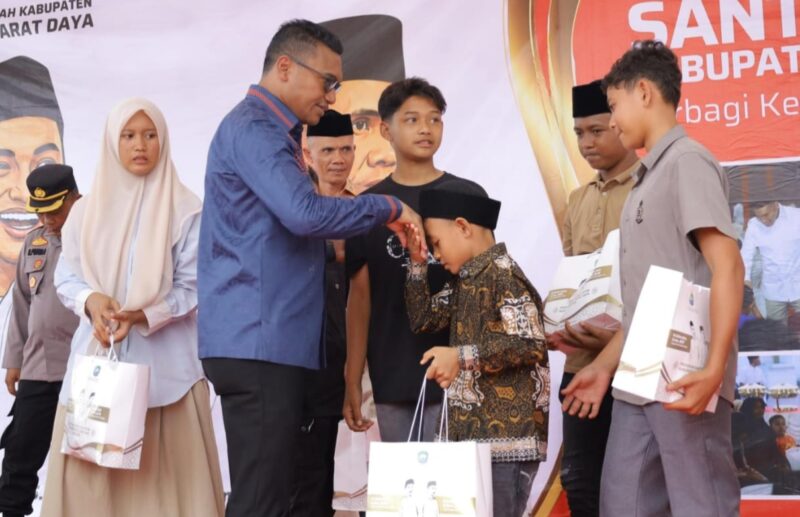 Bupati Safaruddin menyerahkan santunan kepada anak yatim di halaman masjid Agung Baitul Ghafur Abdya. Foto. Dok. Teukunizar/noa.co.id
