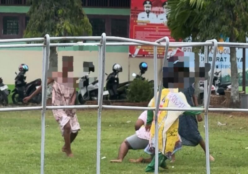 Kegiatan siswa menggunakan daster saat perayaan HUT RI ke-81 di Abdya. Foto. Dok. Teukunizar/noa.co.id