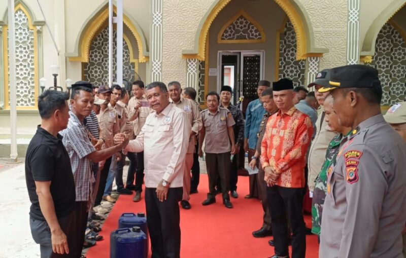 Penyerahan pupuk organik oleh Tani Merdeka Indonesia yang diserahkan oleh Bupati Safaruddin di pendopo setempat. Foto. Dok. Teukunizar/noa.co.id