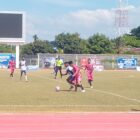 Pemain PSAP U-15 berebut bola dengan pemain Rampagoe FA Banda Aceh pada laga Piala Soeratin U-15 Regional Aceh di Stadion Blang Paseh, Kota Sigli, Jumat (21/8/2026) (Foto Amir Sagita.NOA.co.id).