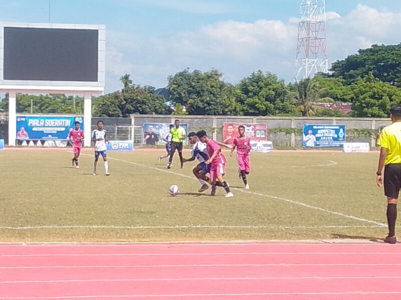 Pemain PSAP U-15 berebut bola dengan pemain Rampagoe FA Banda Aceh pada laga Piala Soeratin U-15 Regional Aceh di Stadion Blang Paseh, Kota Sigli, Jumat (21/8/2026) (Foto Amir Sagita.NOA.co.id).