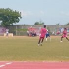 Tim Alfarlaky Aceh Timur berebut bola dengan pemain MAN I Pidie pada laga Piala Soeratin U-15 Regional Aceh di Stadion Blang Paseh Kota Sigli, Jumat (21/8/2026) (Foto.Amir Sagita.NOA.co.id)