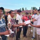 Camat Susoh Teuku Nasrul SKM menyerahkan piagam kepada Keuchik pemenang lomba dalam rangka HUT RI ke-81 tingkat Kecamatan Susoh. Foto. Dok. Teukunizar/noa.co.id