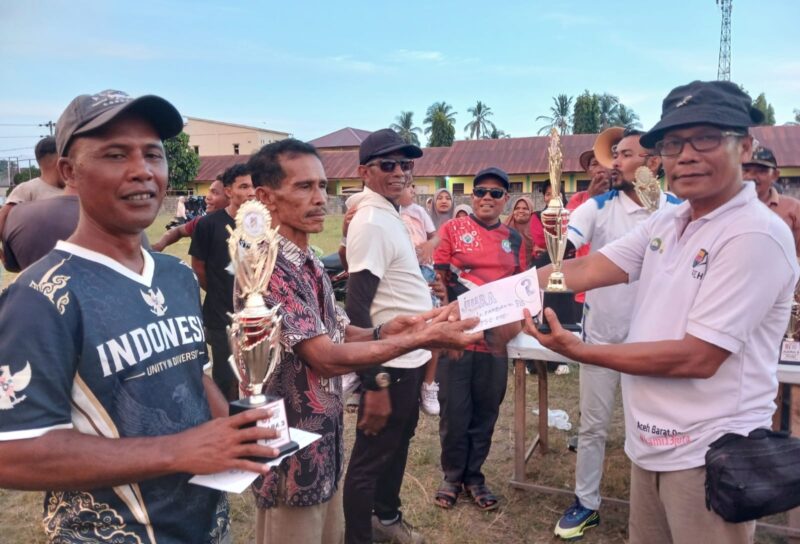 Camat Susoh Teuku Nasrul SKM menyerahkan piagam kepada Keuchik pemenang lomba dalam rangka HUT RI ke-81 tingkat Kecamatan Susoh. Foto. Dok. Teukunizar/noa.co.id