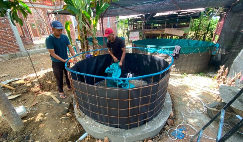 Penyelesaian pembuatan kolam bioflok pemuda Mate Ie. Foto. Dok. Teukunizar/noa.co.id