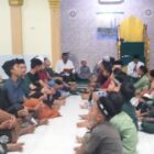 Sejumlah santri Gampong Pulau Kayu berzikir dipandu imam masjid yang diikuti perangkat Gampong dan masyarakat di Masjid Jamik Al-Iman Gampong setempat. Foto. Dok. Teukunizar/noa.co.id
