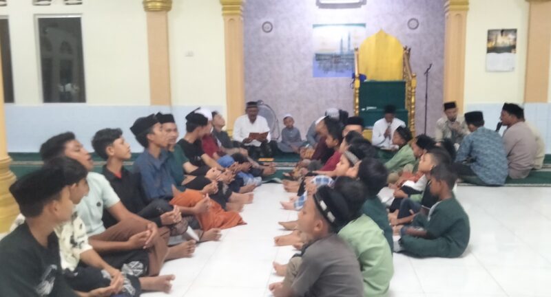 Sejumlah santri Gampong Pulau Kayu berzikir dipandu imam masjid yang diikuti perangkat Gampong dan masyarakat di Masjid Jamik Al-Iman Gampong setempat. Foto. Dok. Teukunizar/noa.co.id
