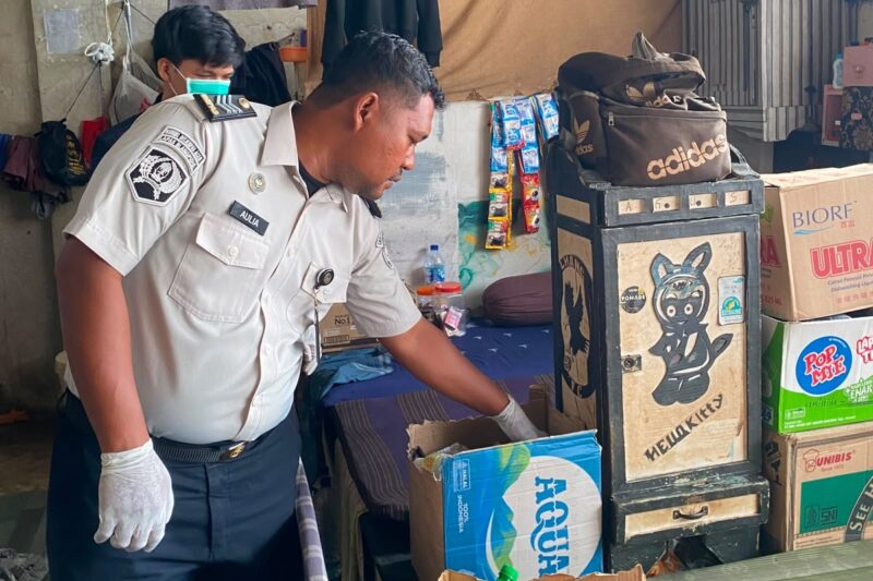 Petugas Lapas Blangpidie melakukan razia dadakan di kamar hunian tahanan. Foto. Dok. Teukunizar/noa.co.id