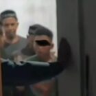 Warga mengamankan terduga pelaku pencurian di rumah warga. Foto. Dok. Teukunizar/noa.co.id