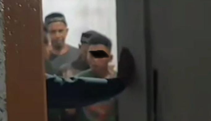 Warga mengamankan terduga pelaku pencurian di rumah warga. Foto. Dok. Teukunizar/noa.co.id