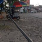 Kabel menjuntai di depan rek Kota Blangpidie. Foto. Dok. Teukunizar/noa.co.id