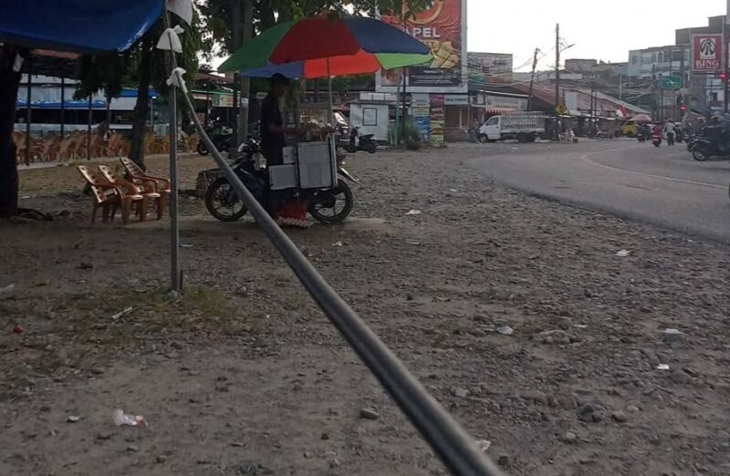 Kabel menjuntai di depan rek Kota Blangpidie. Foto. Dok. Teukunizar/noa.co.id