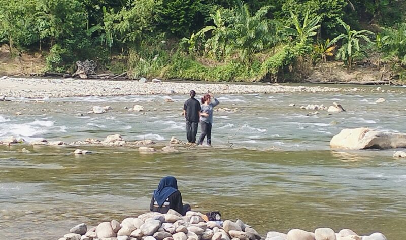 Muda-mudi diduga melanggar etika dan norma Syariat Islam di lokasi wisata Krueng Babahrot. Foto. Dok. Teukunizar/noa.co.id