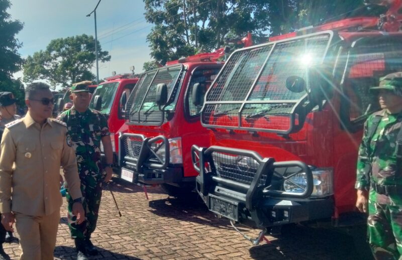 Bupati Safaruddin mengecek kesiapan pasukan serta peralatan dalam rangka apel pasukan cegah Karhutla. Foto. Dok. Teukunizar/noa.co.id