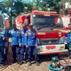 Dandim 001/Abdya, Letkol Inf Rana Mega Al-Amin berbincang dengan personil Damkar BPBK Abdya disela-sela Apel Gelar Pasukan kesiapan penanganan Karhutla. Foto. Dok. Teukunizar/noa.co.id