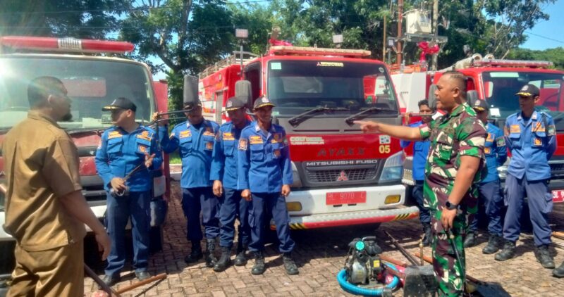 Dandim 001/Abdya, Letkol Inf Rana Mega Al-Amin berbincang dengan personil Damkar BPBK Abdya disela-sela Apel Gelar Pasukan kesiapan penanganan Karhutla. Foto. Dok. Teukunizar/noa.co.id