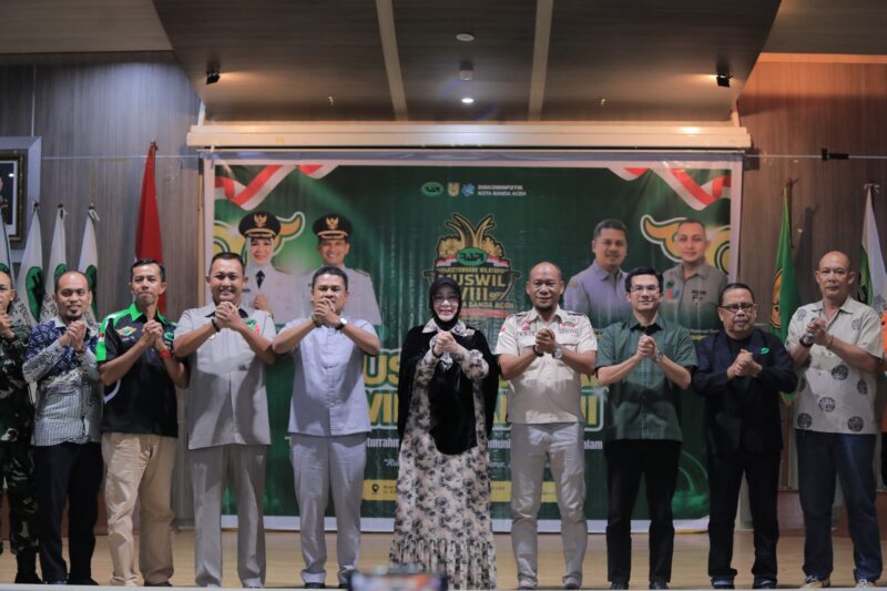Wali Kota Banda Aceh Illiza Sa’aduddin Djamal berfoto bersama Ketua DPRK Banda Aceh Irwansyah, Ketua RAPI Aceh Rahmat Thalib, Ketua RAPI 0101 Banda Aceh Daniel Abdul Wahab, unsur Forkopimda, pengurus, dan peserta usai membuka Musyawarah Wilayah (Muswil) VIII RAPI 0101 Banda Aceh Tahun 2026 di Aula Gedung Mawardy Nurdin, Balai Kota Banda Aceh, Sabtu (1/8/2026). Foto: Dok. Prokopim Kota Banda Aceh 