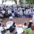 Wali Kota Banda Aceh Illiza Sa’aduddin Djamal berdialog bersama anak-anak pada puncak peringatan Hari Anak Nasional (HAN) Kota Banda Aceh 2026 di Taman Putroe Phang, Minggu (2/8/2026). Foto: Dok. Prokopim Kota Banda Aceh