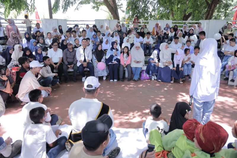 Wali Kota Banda Aceh Illiza Sa’aduddin Djamal berdialog bersama anak-anak pada puncak peringatan Hari Anak Nasional (HAN) Kota Banda Aceh 2026 di Taman Putroe Phang, Minggu (2/8/2026). Foto: Dok. Prokopim Kota Banda Aceh