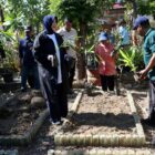 Wali Kota Banda Aceh Illiza Sa’aduddin Djamal mengikuti kegiatan gotong royong Program Kampung Iklim (Proklim) di Gampong Baru, Minggu (2/8/2026). Foto: Dok. Prokopim Kota Banda Aceh