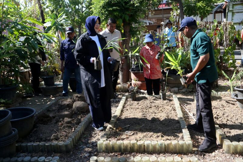 Wali Kota Banda Aceh Illiza Sa’aduddin Djamal mengikuti kegiatan gotong royong Program Kampung Iklim (Proklim) di Gampong Baru, Minggu (2/8/2026). Foto: Dok. Prokopim Kota Banda Aceh