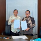 Kepala DPMG Aceh Besar Jakfar SP MSi dan Kepala DPMPTSP Aceh Besar Andria Shahputra SE MM, memperlihatkan berita acara penandatanganan kerjasama pembukaan counter pelayanan DPMG Aceh Besar, di MPP Lambaro, Kecamatan Ingin Jaya, Kabupaten Aceh Besar, Sabtu (1/8/2026). Foto: Dok. MC Aceh Besar