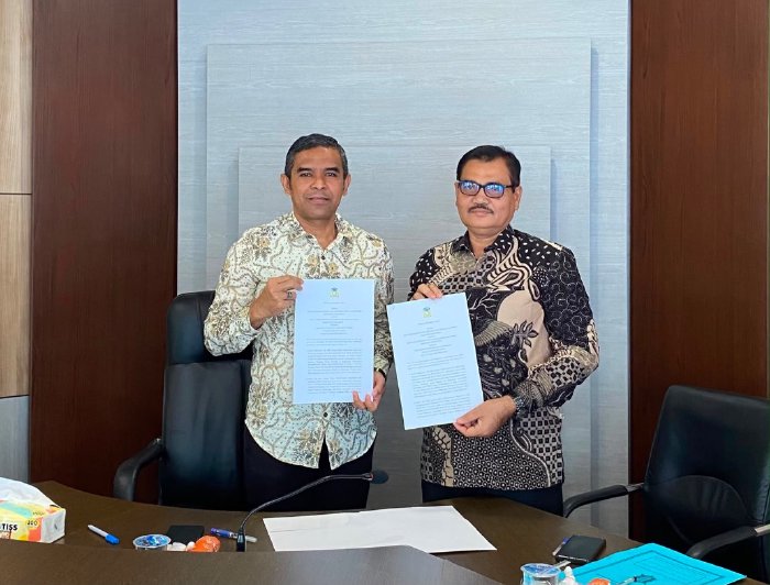 Kepala DPMG Aceh Besar Jakfar SP MSi dan Kepala DPMPTSP Aceh Besar Andria Shahputra SE MM, memperlihatkan berita acara penandatanganan kerjasama pembukaan counter pelayanan DPMG Aceh Besar, di MPP Lambaro, Kecamatan Ingin Jaya, Kabupaten Aceh Besar, Sabtu (1/8/2026). Foto: Dok. MC Aceh Besar