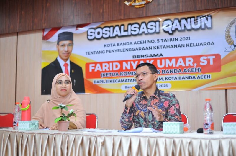 Ketua Komisi IV DPRK Banda Aceh Farid Nyak Umar, ST, membuka Sosialisasi Qanun Kota Banda Aceh Nomor 5 Tahun 2021 tentang Penyelenggaraan Ketahanan Keluarga di Aula Bapelkes Aceh, Selasa (28/7/2026). Foto: Dok. DPRK