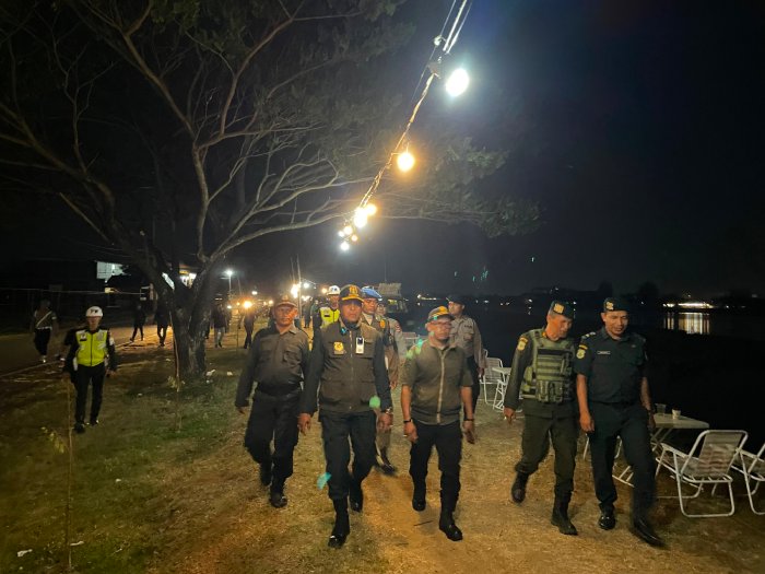 Tim gabungan Satpol PP dan WH Aceh Besar bersama Satpol PP dan WH Aceh, menyisir bantaran Krueng Cut kawasan perbatasan Banda Aceh dan Aceh Besar, Minggu (2/8/2026) dini hari. Foto: Dok. MC Aceh Besar