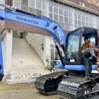 Bupati Aceh Barat Tarmizi, SP, MM didampingi Wakil Bupati dan Kepala Dinas Kelautan dan Perikanan (DKP) menerima bantuan satu unit excavator dari Direktorat Jenderal Perikanan Budidaya, Kementerian Kelautan dan Perikanan (KKP), di Kompleks Kantor Bupati Aceh Barat, Senin (3/8/2026). Foto: Dok. Pemkab Aceh Barat